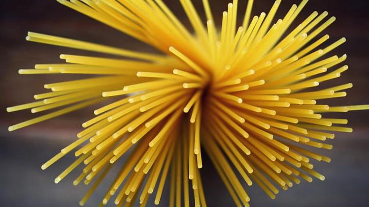 Waarom breekt spaghetti moeilijk in twee?