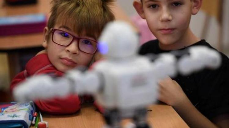 Kinderen laten zich gemakkelijker beïnvloeden door robots dan volwassenen