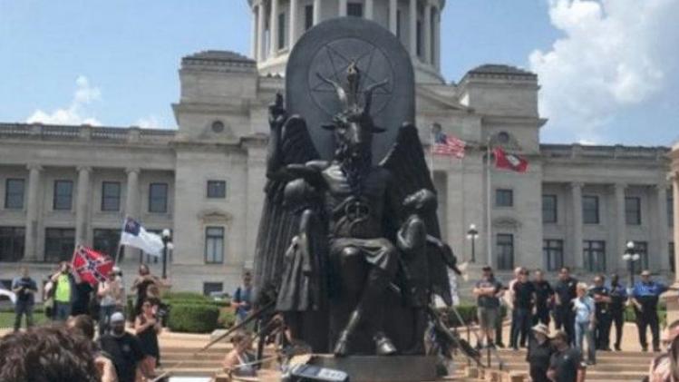 Actievoerders onthullen satanische tempel naast religieus beeld