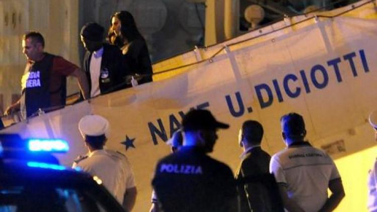 Nog geen akkoord over migranten vast op schip Italiaanse kustwacht