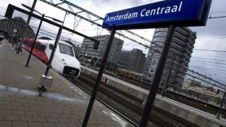 Verdachte neergeschoten na steekincident in Amsterdam-Centraal: station niet ontruimd