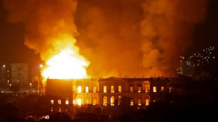 Nationaal Museum Brazilië gaat in vlammen op
