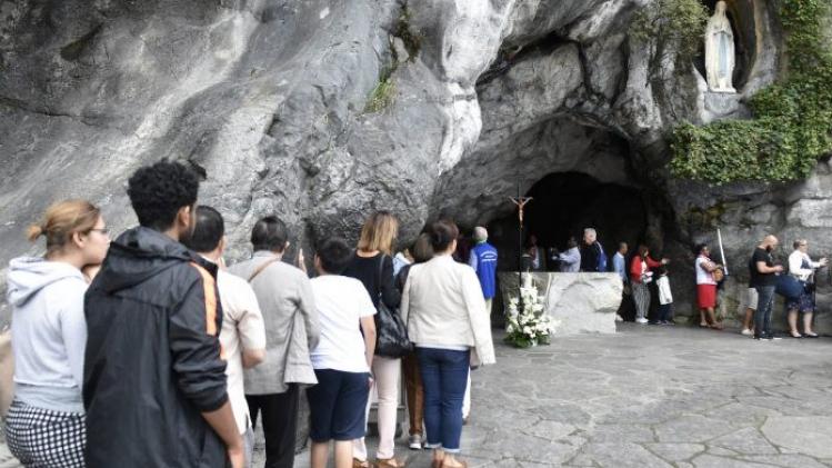 Kunstenares choqueert door naakt voor grot van Maria te poseren