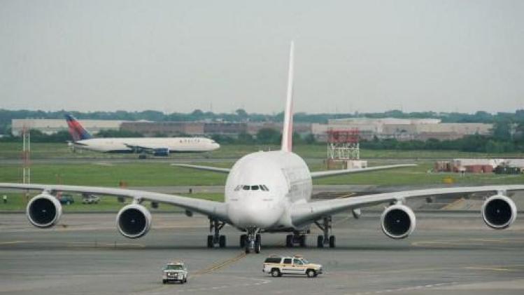 Vliegtuig afgezonderd op luchthaven New York: tien mensen naar ziekenhuis gebracht