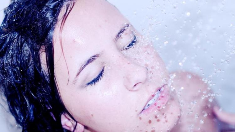 Britse vrouw mag niet wenen of douchen, want ze is allergisch aan water