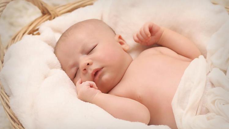 Dit is de reden waarom baby's met hun handen omhoog slapen