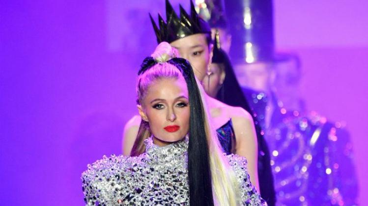 Paris Hilton verandert even in Cruella de Vil