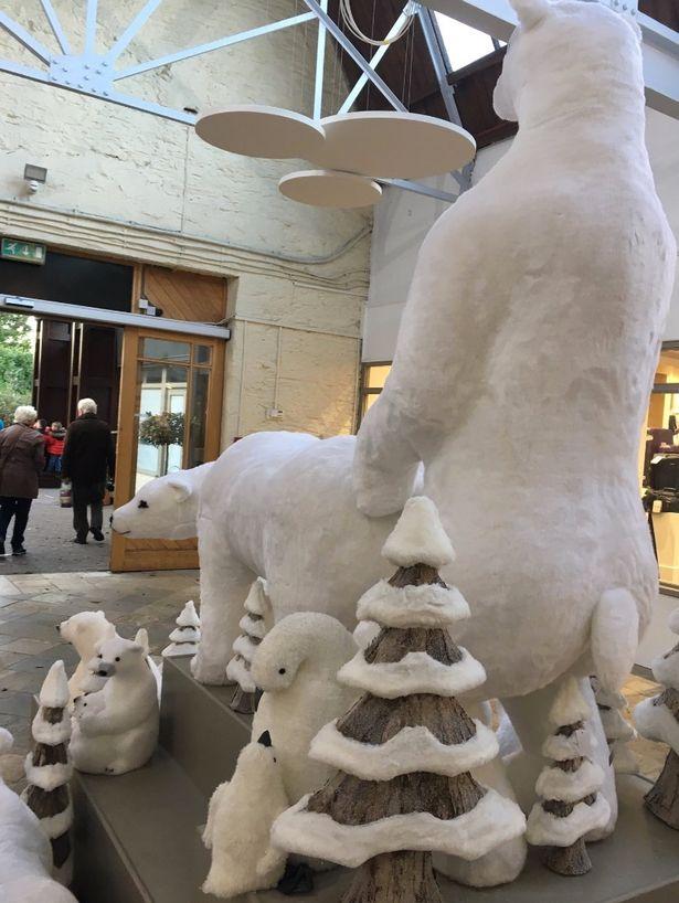 0_POLAR-XXX-PRESS-Shoppers-stunned-at-lewd-positions-of-polar-bears-in-Christmas-shopping-centre-displ.jpg