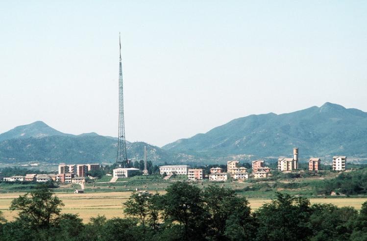 North_Korean_village_Kijong-dong.jpg