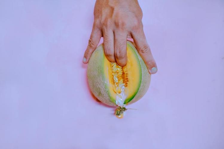 fingers-on-melon-3773665.jpg