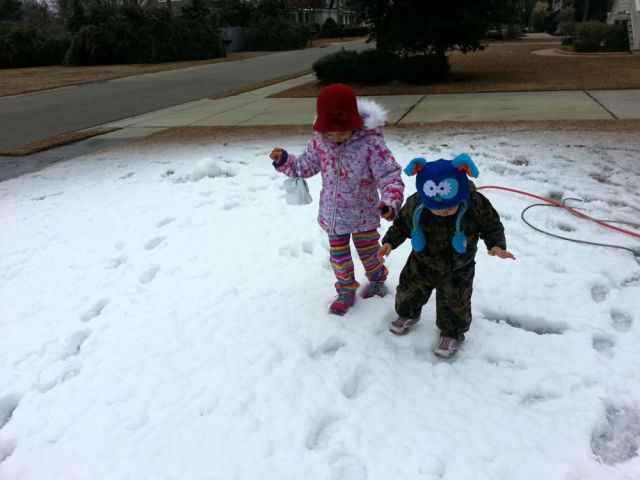 awesome_dad_makes_it_snow_for_his_little_girl_640_01.jpg