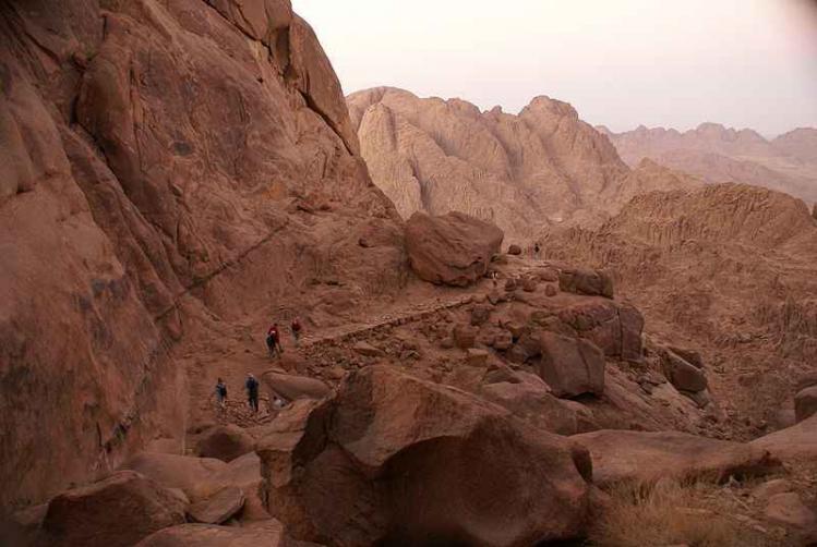 800px-Hiking_on_Mount_Sinai.jpg