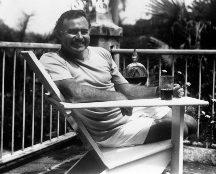 Ernest_Hemingway_at_the_Finca_Vigia_Cuba_1946.png
