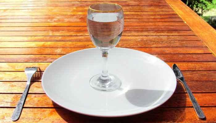 Fasting_4-Fasting-a-glass-of-water-on-an-empty-plate.jpg
