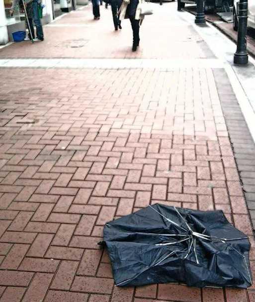 parapluie-abandoned-umbrella-facebook-project-9-e1442662866198.jpg