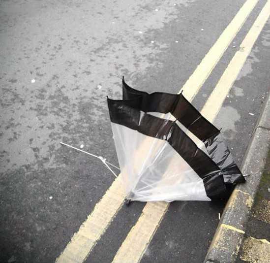 parapluie-abandoned-umbrella-facebook-project-4-e1442661794251.jpg