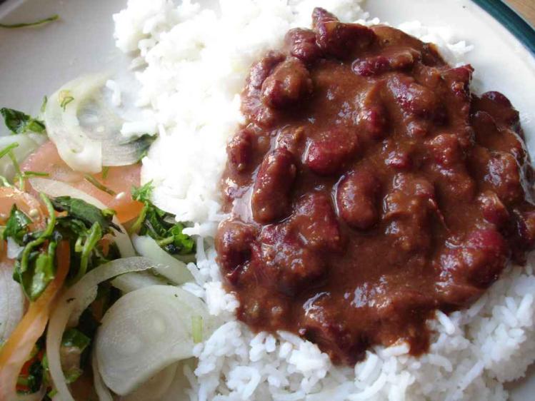 Rajma_kidney_beans_served_with_chawal_rice.jpg