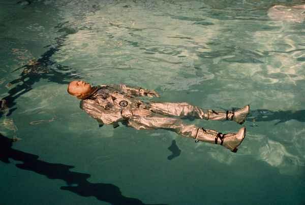 1967-Neil-Armstrond-drijft-in-water-met-zijn-astronautenpak.jpg