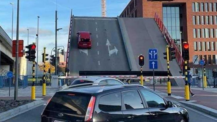 Videobeelden tonen moment waarop auto met gezin van opengaande brug valt in Leuven