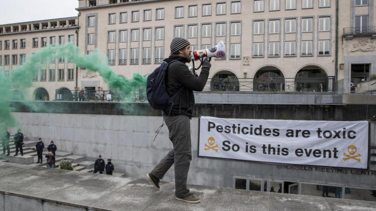 Zestigtal activisten blokkeert ingang van landbouwforum in Brussel