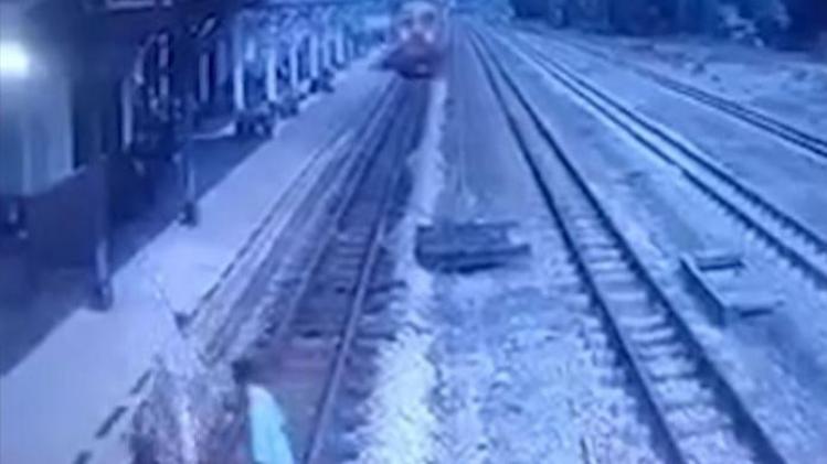 OMG. Man redtslechthorende vrouw van aanstormende trein (video)