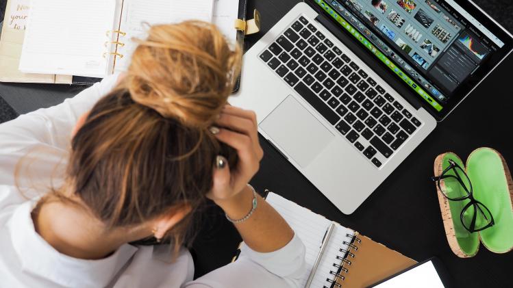 pexels-energepiccom-vrouw zit voor macbook-5 handige tips tegen examenstress
