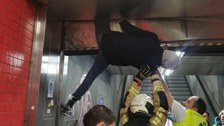 Brusselse brandweer redt opnieuw man uit benarde situatie in rolluik van metrostation