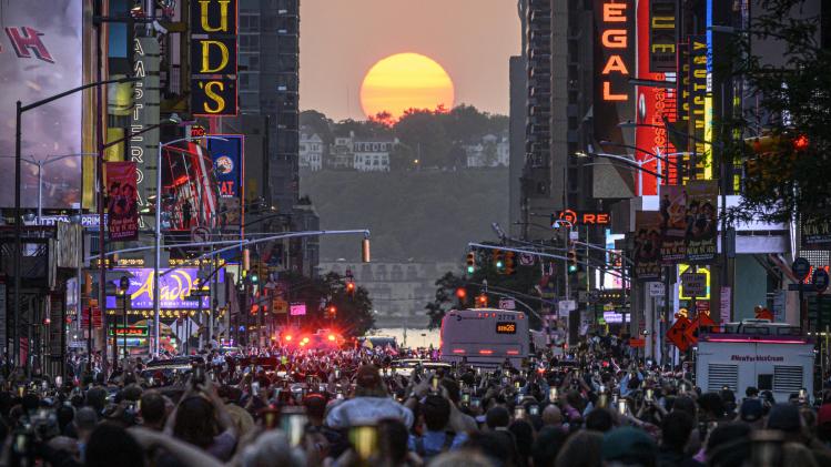 Duizenden mensen getuige van spectaculaire 'Manhattanhenge' in New York (met foto's)