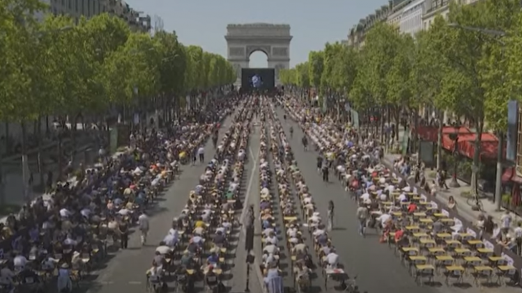 Wereldrecord: meer dan 1.700 mensen maken dictee op de Champs-Elysées
