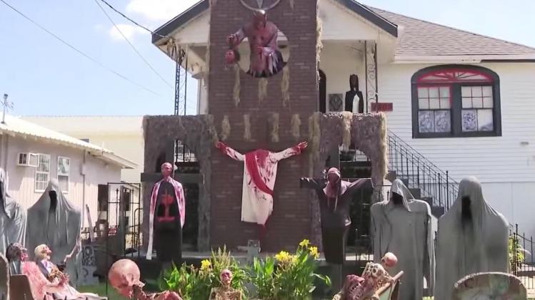 Verontwaardiging over Halloweendecoratie met onthoofde Jezus en duivel: «Respectloos» (video)