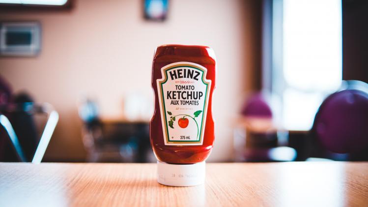 AHA. Met deze hack haal je de allerlaatste ketchup helemaal uit de fles (video)