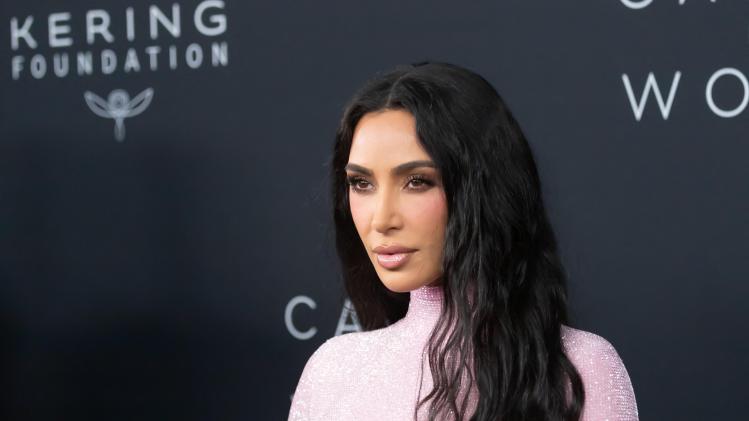 Kim Kardashian onherkenbaar met nieuw gemillimeterd kapsel (foto’s)