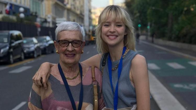 Angèle neemt emotioneel afscheid van grootmoeder: «Vaarwel Mamy Pilou, voor altijd bij ons»