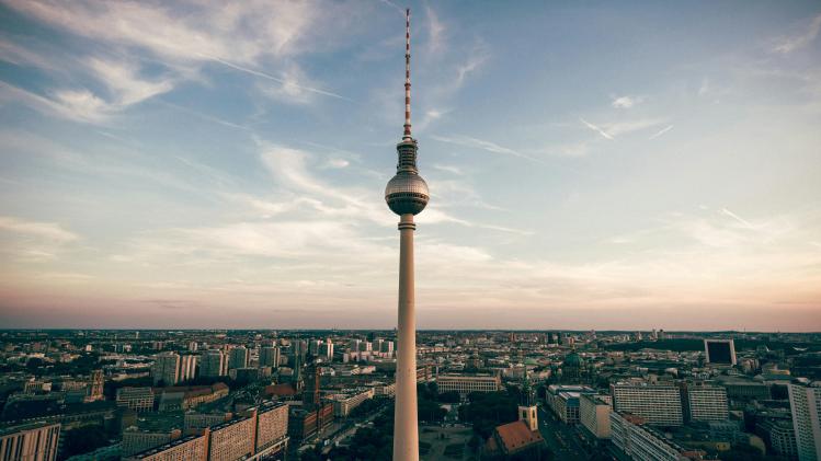 Oorlogsmonument in Berlijn beklad met hakenkruizen