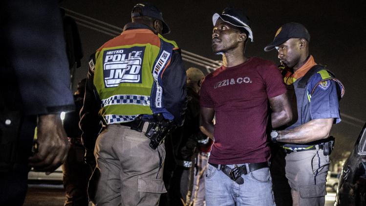 Gruwelijk! Woedende menigte steekt 7 criminelen in brand in Zuid-Afrika