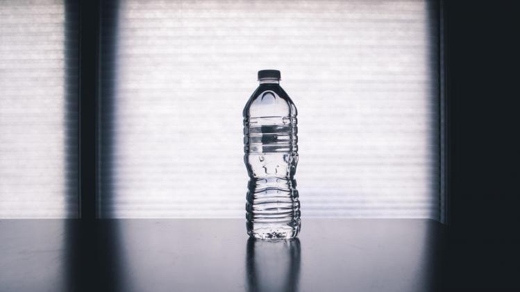 OMG! Zoveel microplastics zitten in een liter flessenwater